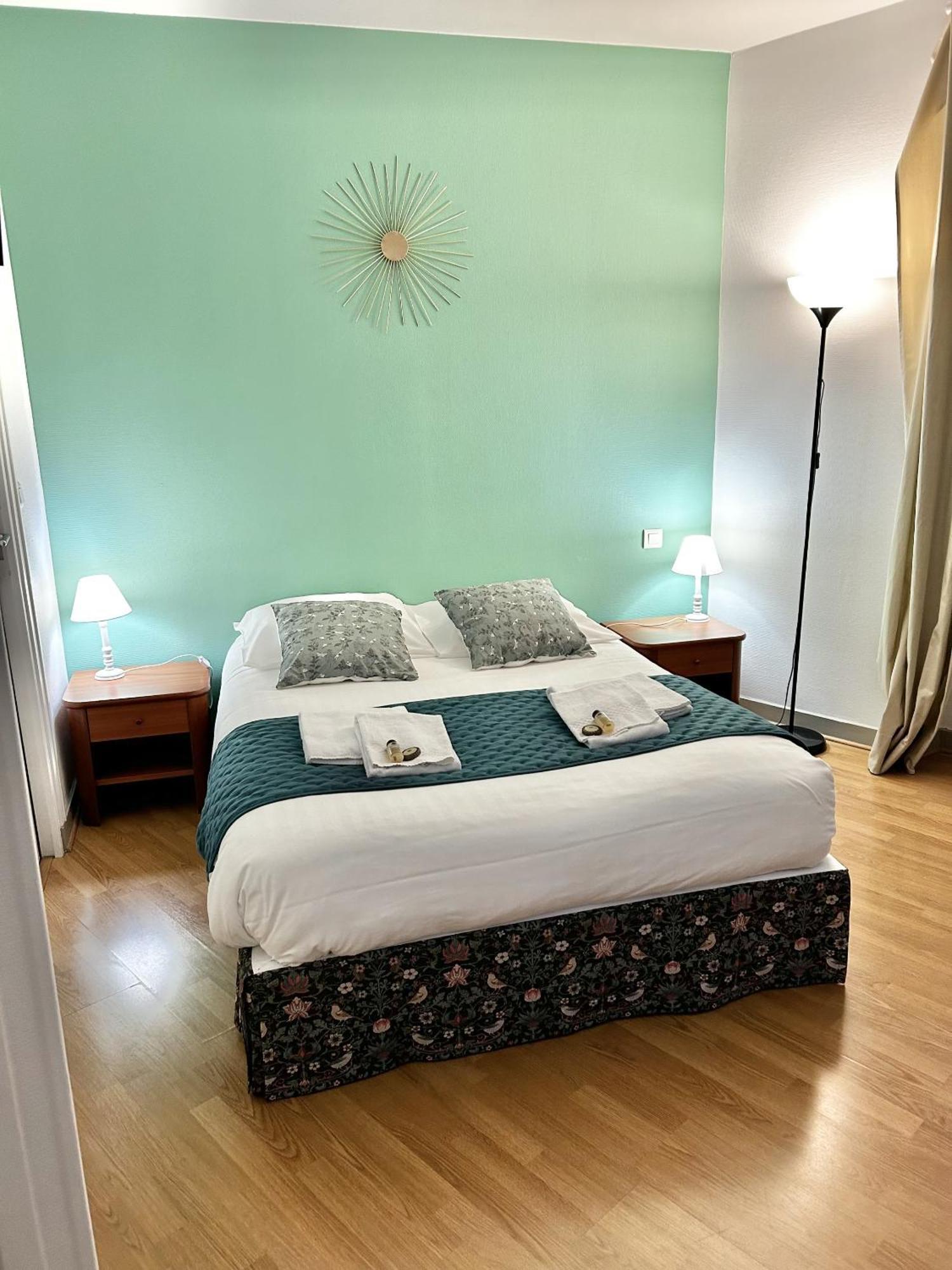 Hotel La Cuisine Des Lulus Montainville  Bagian luar foto
